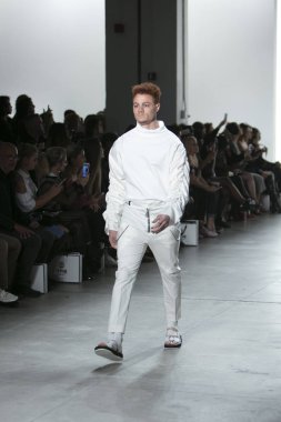 Bir modeli pist Nyfw bahar yaz 2018 sırasında Türk Tasarımcısı Hakan Akkaya ışıklık Studios Washington Square New York için 11 Eylül 2017 üzerinde yürüyor