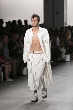 Bir modeli pist Nyfw bahar yaz 2018 sırasında Türk Tasarımcısı Hakan Akkaya ışıklık Studios Washington Square New York için 11 Eylül 2017 üzerinde yürüyor