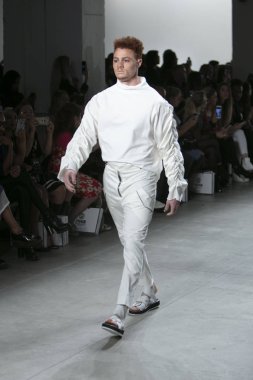 Bir modeli pist Nyfw bahar yaz 2018 sırasında Türk Tasarımcısı Hakan Akkaya ışıklık Studios Washington Square New York için 11 Eylül 2017 üzerinde yürüyor