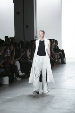 Bir modeli pist Nyfw bahar yaz 2018 sırasında Türk Tasarımcısı Hakan Akkaya ışıklık Studios Washington Square New York için 11 Eylül 2017 üzerinde yürüyor