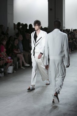 Bir modeli pist Nyfw bahar yaz 2018 sırasında Türk Tasarımcısı Hakan Akkaya ışıklık Studios Washington Square New York için 11 Eylül 2017 üzerinde yürüyor