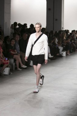 Bir modeli pist Nyfw bahar yaz 2018 sırasında Türk Tasarımcısı Hakan Akkaya ışıklık Studios Washington Square New York için 11 Eylül 2017 üzerinde yürüyor