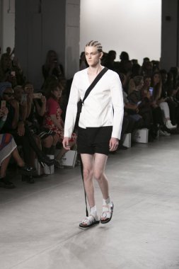 Bir modeli pist Nyfw bahar yaz 2018 sırasında Türk Tasarımcısı Hakan Akkaya ışıklık Studios Washington Square New York için 11 Eylül 2017 üzerinde yürüyor