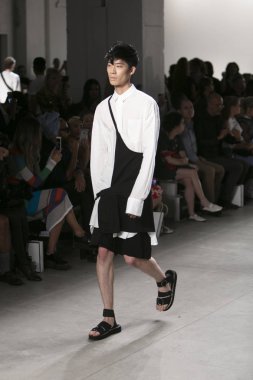 Bir modeli pist Nyfw bahar yaz 2018 sırasında Türk Tasarımcısı Hakan Akkaya ışıklık Studios Washington Square New York için 11 Eylül 2017 üzerinde yürüyor