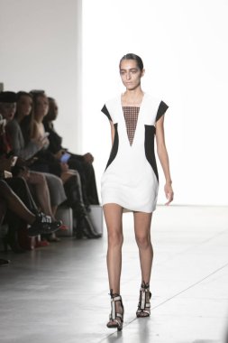 Bir modeli pist Nyfw bahar yaz 2018 sırasında Türk Tasarımcısı Hakan Akkaya ışıklık Studios Washington Square New York için 11 Eylül 2017 üzerinde yürüyor