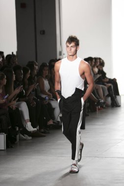 Bir modeli pist Nyfw bahar yaz 2018 sırasında Türk Tasarımcısı Hakan Akkaya ışıklık Studios Washington Square New York için 11 Eylül 2017 üzerinde yürüyor