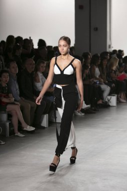 Bir modeli pist Nyfw bahar yaz 2018 sırasında Türk Tasarımcısı Hakan Akkaya ışıklık Studios Washington Square New York için 11 Eylül 2017 üzerinde yürüyor