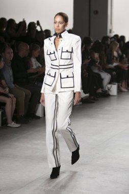 Bir modeli pist Nyfw bahar yaz 2018 sırasında Türk Tasarımcısı Hakan Akkaya ışıklık Studios Washington Square New York için 11 Eylül 2017 üzerinde yürüyor