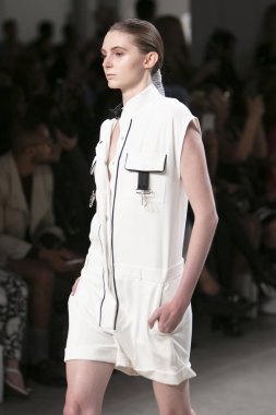 Bir modeli pist Nyfw bahar yaz 2018 sırasında Türk Tasarımcısı Hakan Akkaya ışıklık Studios Washington Square New York için 11 Eylül 2017 üzerinde yürüyor