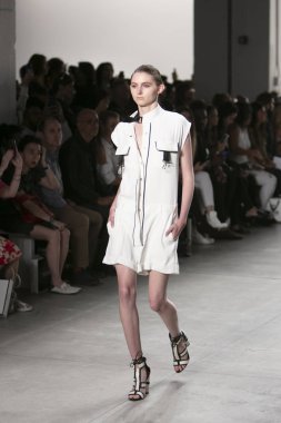 Bir modeli pist Nyfw bahar yaz 2018 sırasında Türk Tasarımcısı Hakan Akkaya ışıklık Studios Washington Square New York için 11 Eylül 2017 üzerinde yürüyor