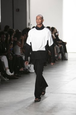 Bir modeli pist Nyfw bahar yaz 2018 sırasında Türk Tasarımcısı Hakan Akkaya ışıklık Studios Washington Square New York için 11 Eylül 2017 üzerinde yürüyor