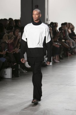 Bir modeli pist Nyfw bahar yaz 2018 sırasında Türk Tasarımcısı Hakan Akkaya ışıklık Studios Washington Square New York için 11 Eylül 2017 üzerinde yürüyor