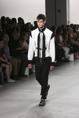 Bir modeli pist Nyfw bahar yaz 2018 sırasında Türk Tasarımcısı Hakan Akkaya ışıklık Studios Washington Square New York için 11 Eylül 2017 üzerinde yürüyor