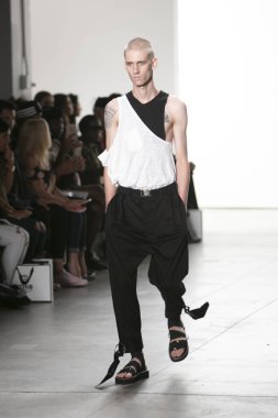 Bir modeli pist Nyfw bahar yaz 2018 sırasında Türk Tasarımcısı Hakan Akkaya ışıklık Studios Washington Square New York için 11 Eylül 2017 üzerinde yürüyor