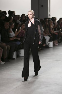 Bir modeli pist Nyfw bahar yaz 2018 sırasında Türk Tasarımcısı Hakan Akkaya ışıklık Studios Washington Square New York için 11 Eylül 2017 üzerinde yürüyor