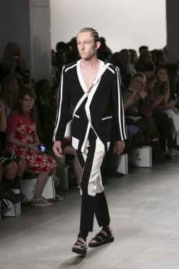 Bir modeli pist Nyfw bahar yaz 2018 sırasında Türk Tasarımcısı Hakan Akkaya ışıklık Studios Washington Square New York için 11 Eylül 2017 üzerinde yürüyor