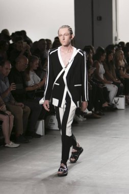 Bir modeli pist Nyfw bahar yaz 2018 sırasında Türk Tasarımcısı Hakan Akkaya ışıklık Studios Washington Square New York için 11 Eylül 2017 üzerinde yürüyor