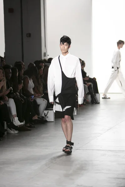 Una Modelo Camina Por Pasarela Durante Nyfw Spring Summer 2018 — Foto de Stock