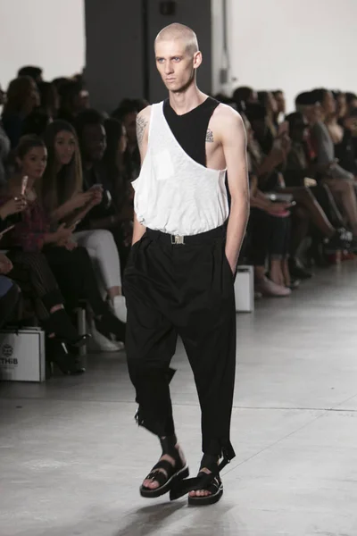 Una Modelo Camina Por Pasarela Durante Nyfw Spring Summer 2018 —  Fotos de Stock