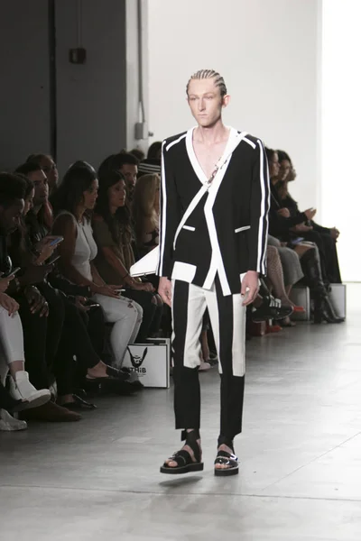 Una Modelo Camina Por Pasarela Durante Nyfw Spring Summer 2018 — Foto de Stock