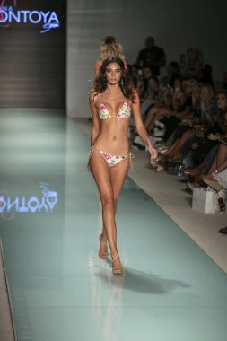 Funkshion yüzmek 2017 yılında Miami Beach üzerinde 23 Temmuz 2017 sırasında pist tasarımcısı Liliana Montoya yaz 2017 defile için bir model yürür