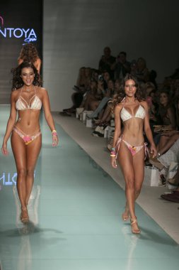 Funkshion yüzmek 2017 yılında Miami Beach üzerinde 23 Temmuz 2017 sırasında pist tasarımcısı Liliana Montoya yaz 2017 defile için bir model yürür