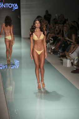 Funkshion yüzmek 2017 yılında Miami Beach üzerinde 23 Temmuz 2017 sırasında pist tasarımcısı Liliana Montoya yaz 2017 defile için bir model yürür