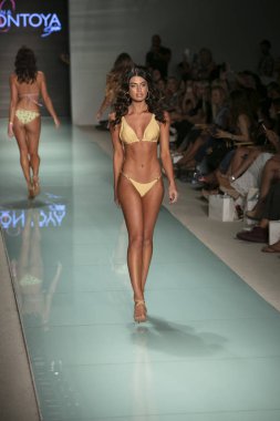 Funkshion yüzmek 2017 yılında Miami Beach üzerinde 23 Temmuz 2017 sırasında pist tasarımcısı Liliana Montoya yaz 2017 defile için bir model yürür