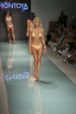 Funkshion yüzmek 2017 yılında Miami Beach üzerinde 23 Temmuz 2017 sırasında pist tasarımcısı Liliana Montoya yaz 2017 defile için bir model yürür