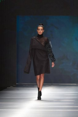 Manken Miami Moda Enstitüsü göstermek Resort 2018 koleksiyonda Miami moda hafta 2017 Miami'de Buz Sarayı'nda 31 Mayıs 2018 üzerinde sırasında pist yürür