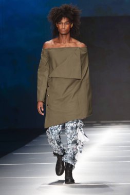 Manken Miami Moda Enstitüsü göstermek Resort 2018 koleksiyonda Miami moda hafta 2017 Miami'de Buz Sarayı'nda 31 Mayıs 2018 üzerinde sırasında pist yürür