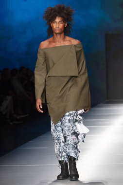 Manken Miami Moda Enstitüsü göstermek Resort 2018 koleksiyonda Miami moda hafta 2017 Miami'de Buz Sarayı'nda 31 Mayıs 2018 üzerinde sırasında pist yürür