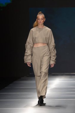 Manken Miami Moda Enstitüsü göstermek Resort 2018 koleksiyonda Miami moda hafta 2017 Miami'de Buz Sarayı'nda 31 Mayıs 2018 üzerinde sırasında pist yürür