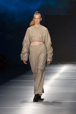 Manken Miami Moda Enstitüsü göstermek Resort 2018 koleksiyonda Miami moda hafta 2017 Miami'de Buz Sarayı'nda 31 Mayıs 2018 üzerinde sırasında pist yürür