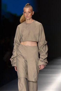 Manken Miami Moda Enstitüsü göstermek Resort 2018 koleksiyonda Miami moda hafta 2017 Miami'de Buz Sarayı'nda 31 Mayıs 2018 üzerinde sırasında pist yürür