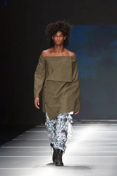 Model Walks Runway Miami Fashion Institute Show Resort 2018 Collection — Stock Photo, Image
