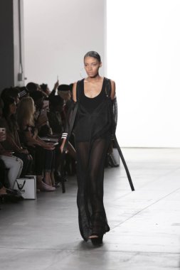 Bir modeli pist Nyfw bahar yaz 2018 sırasında Türk Tasarımcısı Hakan Akkaya ışıklık Studios Washington Square New York için 11 Eylül 2017 üzerinde yürüyor