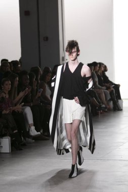 Bir modeli pist Nyfw bahar yaz 2018 sırasında Türk Tasarımcısı Hakan Akkaya ışıklık Studios Washington Square New York için 11 Eylül 2017 üzerinde yürüyor