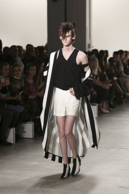 Bir modeli pist Nyfw bahar yaz 2018 sırasında Türk Tasarımcısı Hakan Akkaya ışıklık Studios Washington Square New York için 11 Eylül 2017 üzerinde yürüyor