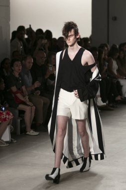 Bir modeli pist Nyfw bahar yaz 2018 sırasında Türk Tasarımcısı Hakan Akkaya ışıklık Studios Washington Square New York için 11 Eylül 2017 üzerinde yürüyor