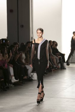Bir modeli pist Nyfw bahar yaz 2018 sırasında Türk Tasarımcısı Hakan Akkaya ışıklık Studios Washington Square New York için 11 Eylül 2017 üzerinde yürüyor