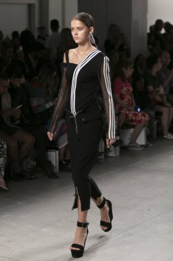 Bir modeli pist Nyfw bahar yaz 2018 sırasında Türk Tasarımcısı Hakan Akkaya ışıklık Studios Washington Square New York için 11 Eylül 2017 üzerinde yürüyor