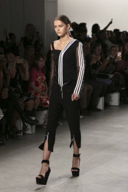 Bir modeli pist Nyfw bahar yaz 2018 sırasında Türk Tasarımcısı Hakan Akkaya ışıklık Studios Washington Square New York için 11 Eylül 2017 üzerinde yürüyor