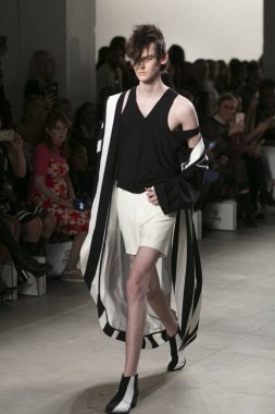 Bir modeli pist Nyfw bahar yaz 2018 sırasında Türk Tasarımcısı Hakan Akkaya ışıklık Studios Washington Square New York için 11 Eylül 2017 üzerinde yürüyor