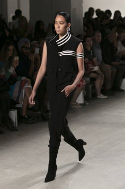 Bir modeli pist Nyfw bahar yaz 2018 sırasında Türk Tasarımcısı Hakan Akkaya ışıklık Studios Washington Square New York için 11 Eylül 2017 üzerinde yürüyor