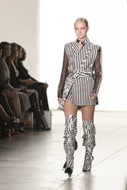 Bir modeli pist Nyfw bahar yaz 2018 sırasında Türk Tasarımcısı Hakan Akkaya ışıklık Studios Washington Square New York için 11 Eylül 2017 üzerinde yürüyor