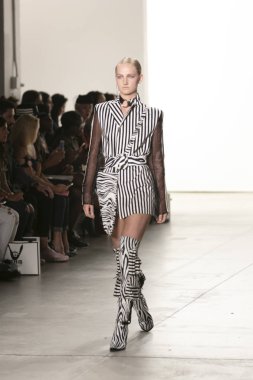 Bir modeli pist Nyfw bahar yaz 2018 sırasında Türk Tasarımcısı Hakan Akkaya ışıklık Studios Washington Square New York için 11 Eylül 2017 üzerinde yürüyor