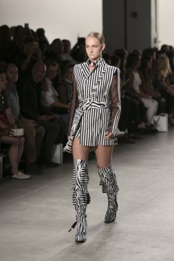 Bir modeli pist Nyfw bahar yaz 2018 sırasında Türk Tasarımcısı Hakan Akkaya ışıklık Studios Washington Square New York için 11 Eylül 2017 üzerinde yürüyor