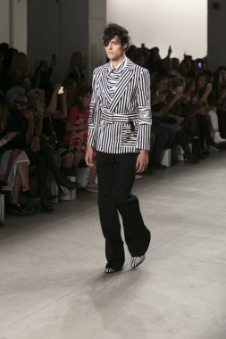 Bir modeli pist Nyfw bahar yaz 2018 sırasında Türk Tasarımcısı Hakan Akkaya ışıklık Studios Washington Square New York için 11 Eylül 2017 üzerinde yürüyor