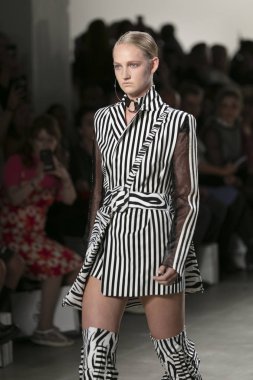 Bir modeli pist Nyfw bahar yaz 2018 sırasında Türk Tasarımcısı Hakan Akkaya ışıklık Studios Washington Square New York için 11 Eylül 2017 üzerinde yürüyor